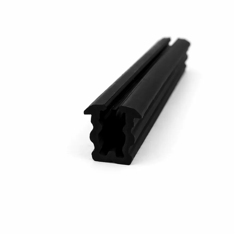 Schwarzes Dichtungsprofil aus Kunststoff mit Hohlkammer und Halteschenkel