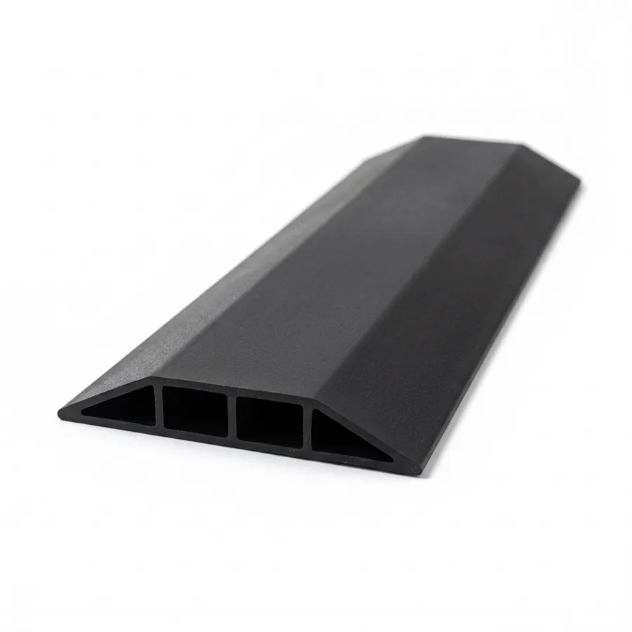Schwarze Kabelbrücke aus Weich-PVC, Schnittbild mit zwei Rechteckkammern und hohlen Rampen