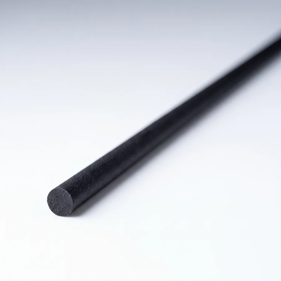Schwarze TPE-Rundschnur mit mattem, gummiartigem Finish, gerade liegend, massiver Querschnitt