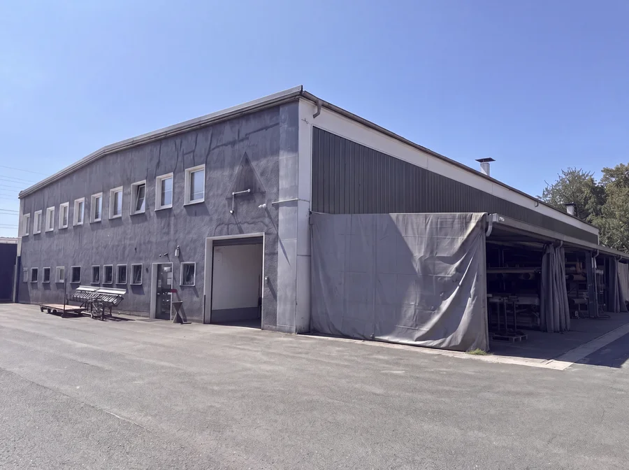Betriebsgebäude der AS Kunststoffprofile GmbH in Oberhausen, Außenansicht mit Fertigungshalle und Zufahrt